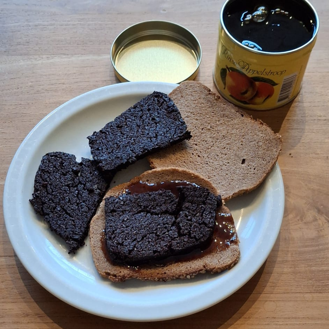 balkenbrij op sneetjes brood met appelstroop