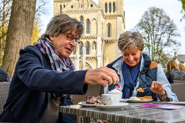 Älteres Ehepaar genießt eine Tasse Kaffee mit einem echten Stück Limburger Flan