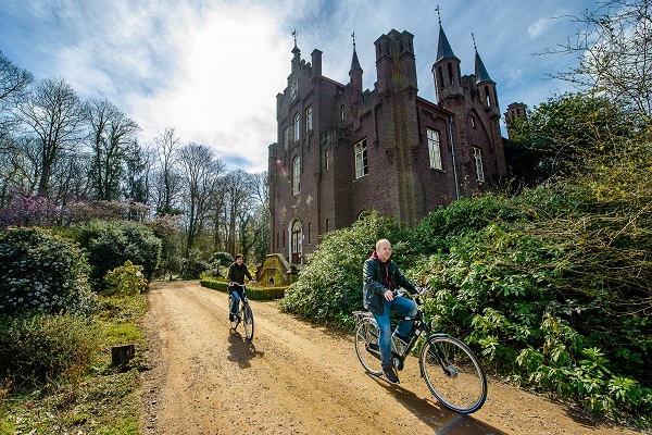 Cycling along Aerwinkel Castle