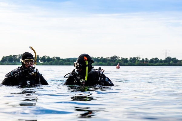 Duikers in de Boschmolenplas komen uit het water