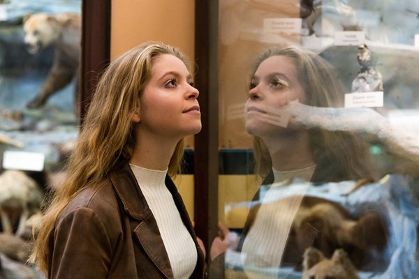 Frau sieht sich die Ausstellung im Missionsmuseum in Steyl an