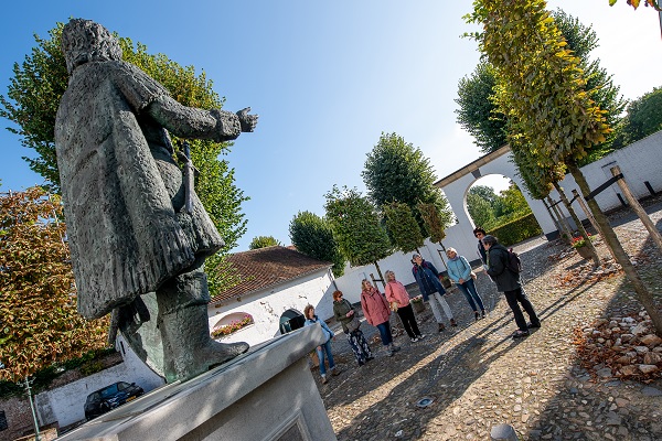 Guide accompanies a group and tells all about the history of Thorn