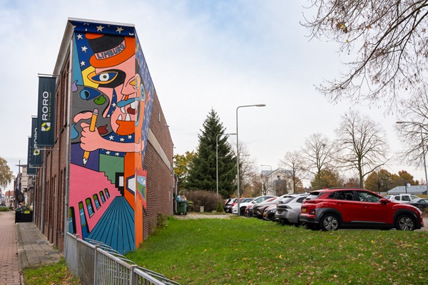 Auto's staan geparkeerd achter de winkels in het centrum van Reuver