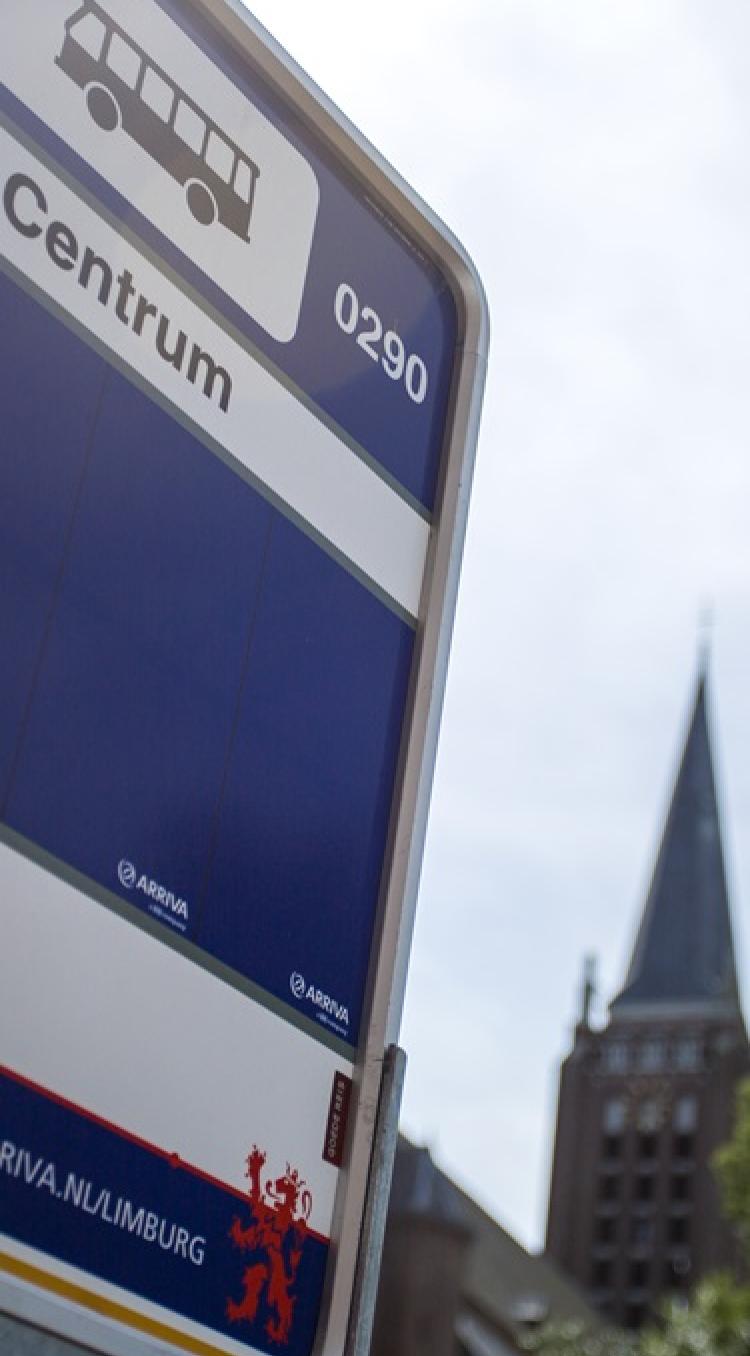 Bord van een bushalte van Arriva in het centrum van Venray